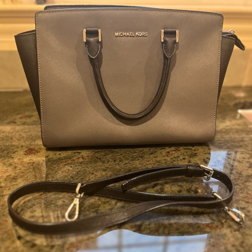 Micheal Micheal Kors Saffiano leather hand bag with attachable strap